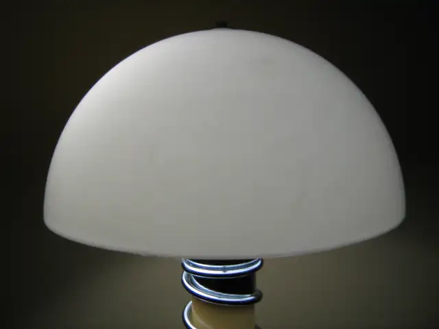 VINTAGE MCM ARTISAN SCULPTURAL  CHROME COIL SPRING MUSHROOM LAMP in Indoor Lighting & Fans in City of Toronto - Image 4