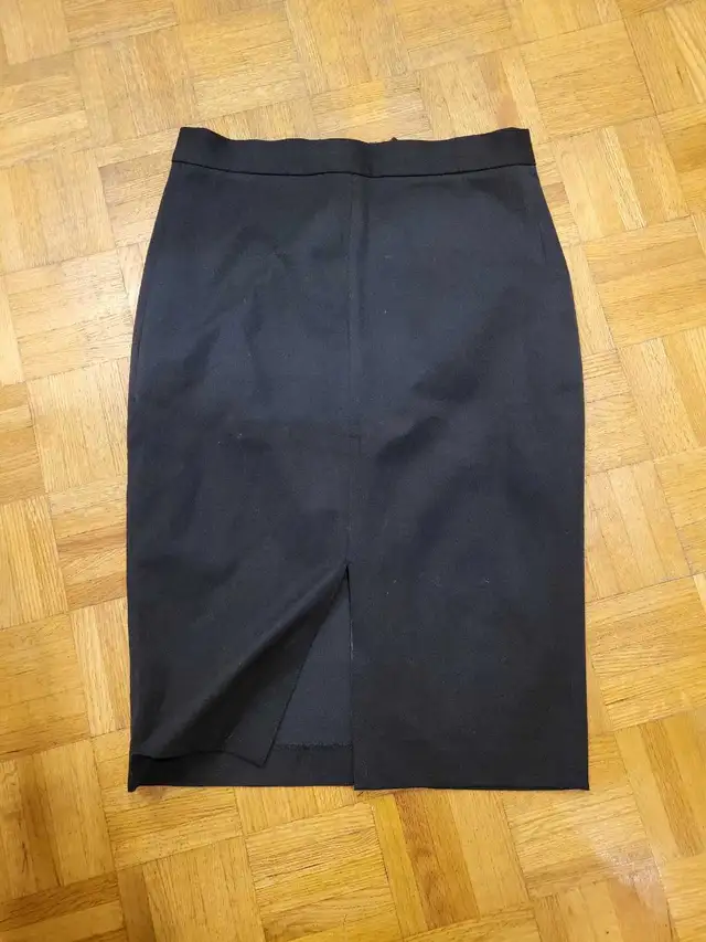 Banana Republic size 6 skirt in Women's - Bottoms in City of Toronto - Image 5