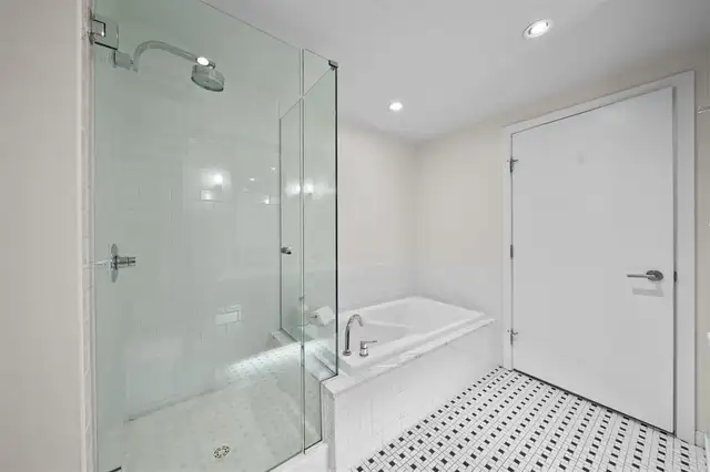 Downtown Vancouver – Spacious 1 Bedroom + 2 Dens at Raffles on R in Long Term Rentals in Vancouver - Image 7