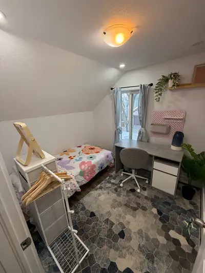 Furnished Room for Rent in Kitchener, Victoria St S Hey everyone! I have a furnished room available...