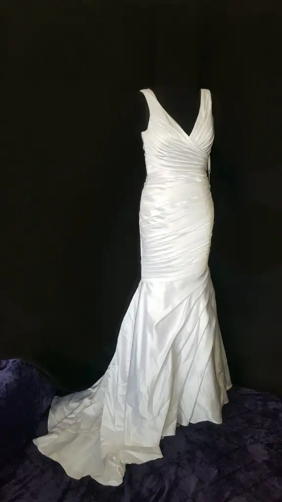 Eddy K Mermaid Wedding Dress New With Tags in Wedding in Saskatoon - Image 2