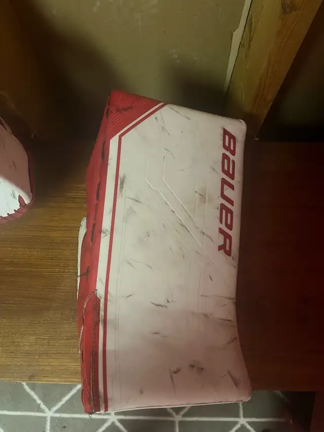 Bauer Mach Goalie Equipment in Hockey in Peterborough - Image 10