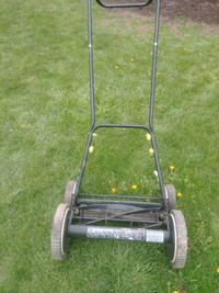 Hand reel lawn mower turf