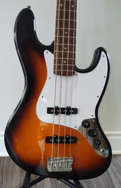 (FS/T) 2019 Squier Affinity Jazz Bass 3-tone Sunburst, View more