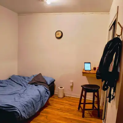 avail april 1 a very big room. as shown in photos. 570,00 - 55 ,off your first month! = 515 i'm near...