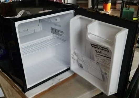 Insignia: Compact 1.7 Cu. Ft. Freestanding Bar Fridge in Refrigerators in Burnaby/New Westminster - Image 3