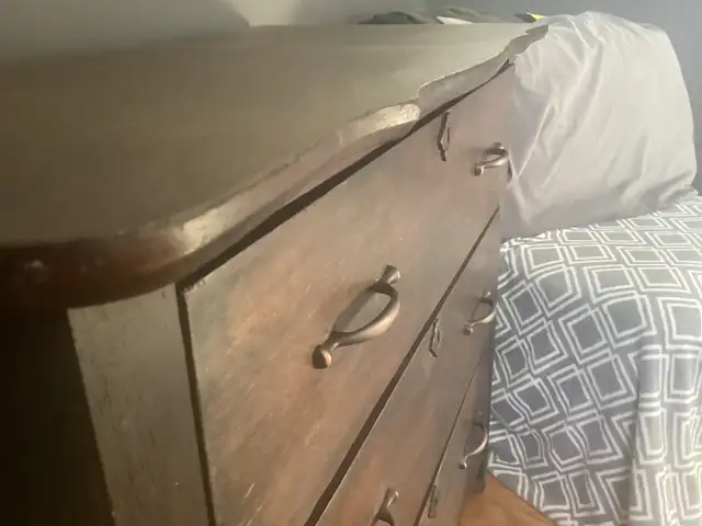 Antique dresser with mirror in Dressers & Wardrobes in Oshawa / Durham Region - Image 3