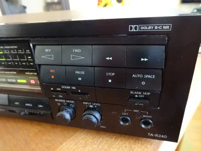 Onkyo TA-R240 vintage auto reverse Cassette Tape Deck (1987-89) in Stereo Systems & Home Theatre in Markham / York Region - Image 7