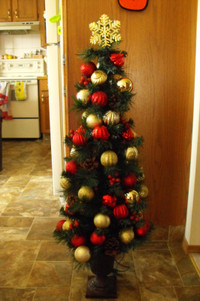 3 FEET 7 INCHES FULLY DECORATED CHRISTMAS TREE