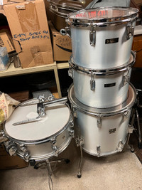 5 PC TAMA STAGE DRUMS