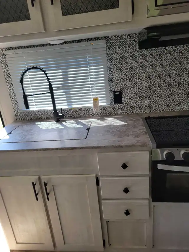 camper. trailer in Travel Trailers & Campers in Kingston - Image 3