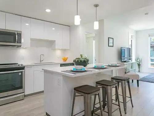 Welcome to The Shore by Adera – one of Harbourside's most sought-after waterfront-area buildings. Th...