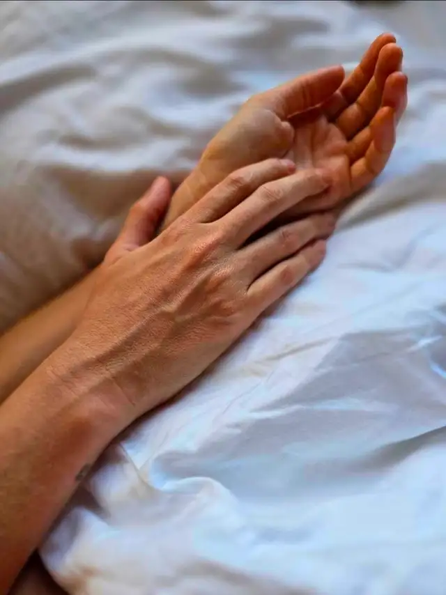 Four-Hands Massage by a Female Couple / Four-Hands Massage