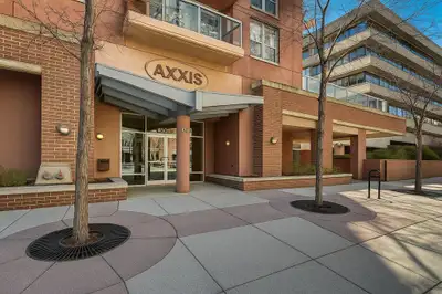Bright 2 Bed | 2 Bath | 2 Parking – Downtown Corner Unit