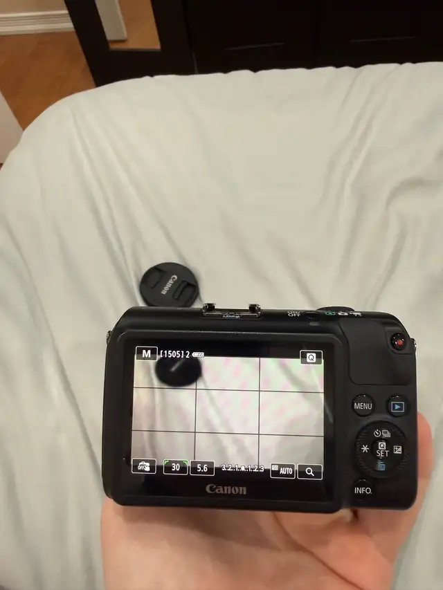Canon EOS M in Cameras & Camcorders in Markham / York Region - Image 5
