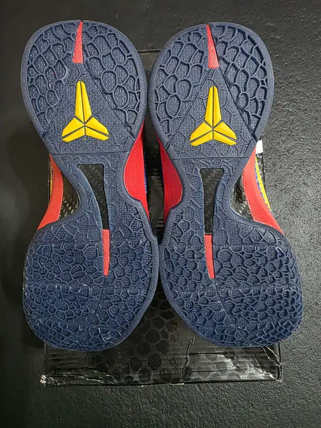 Kobe 6 Barcelona size 8.5 in Men's Shoes in Mississauga / Peel Region - Image 7