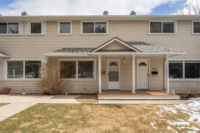 Bright & Sunny Townhome 2 Bedroom w/Den and 1.5 bathroom
