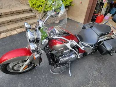 Kawasaki Vulcan 900, injecteur, en super état, 24900 km, 2008, avec plusieurs extras et pneus neufs....