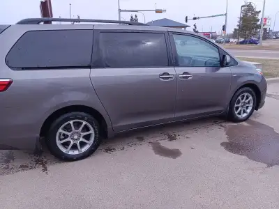 2017 Sienna AWD XLT full load in excellent condition.Has been serviced at dealership since new 35000...