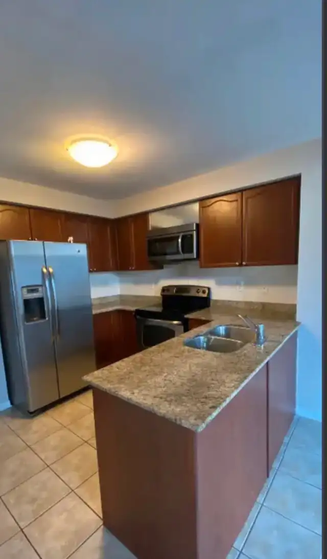 Private Room for rent Square One  in Room Rentals & Roommates in Mississauga / Peel Region - Image 4