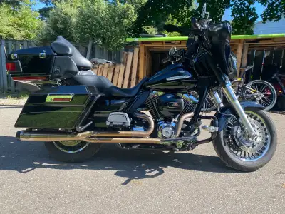 This pre-owned Harley-Davidson Ultra Limited features a powerful 103 cubic inch engine, perfect for...