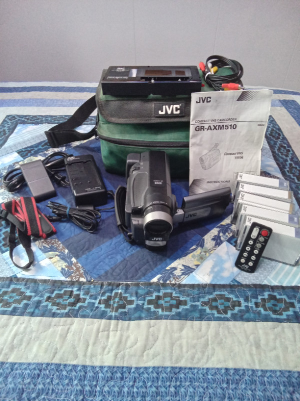 VHS Camcorder w/case in Cameras & Camcorders in Kingston