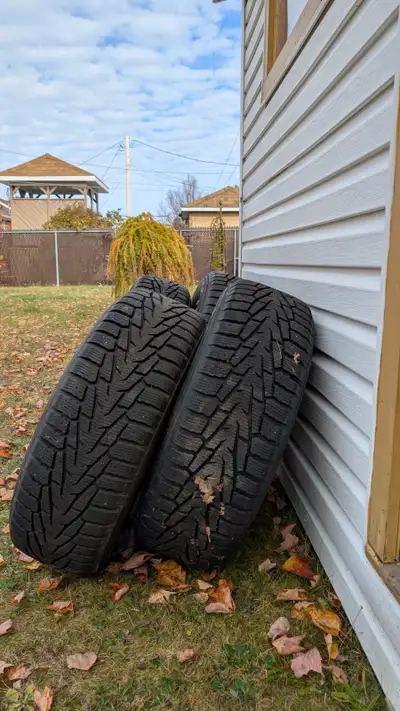Je vends un ensemble de quatre pneus d'hiver de dimension 245/65R17 montés sur jantes en acier. Ces...