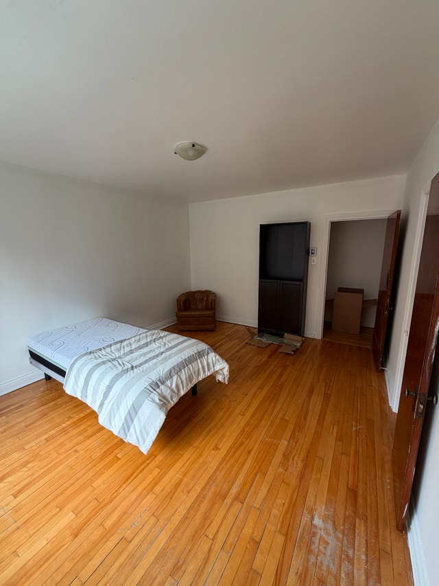 Bright, Furnished Room for Female Student | Steps from UdM/HEC — photo 1