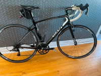 Vélo de route Giant Defy, médium (5’8 à 5’10) tout en Carbon.