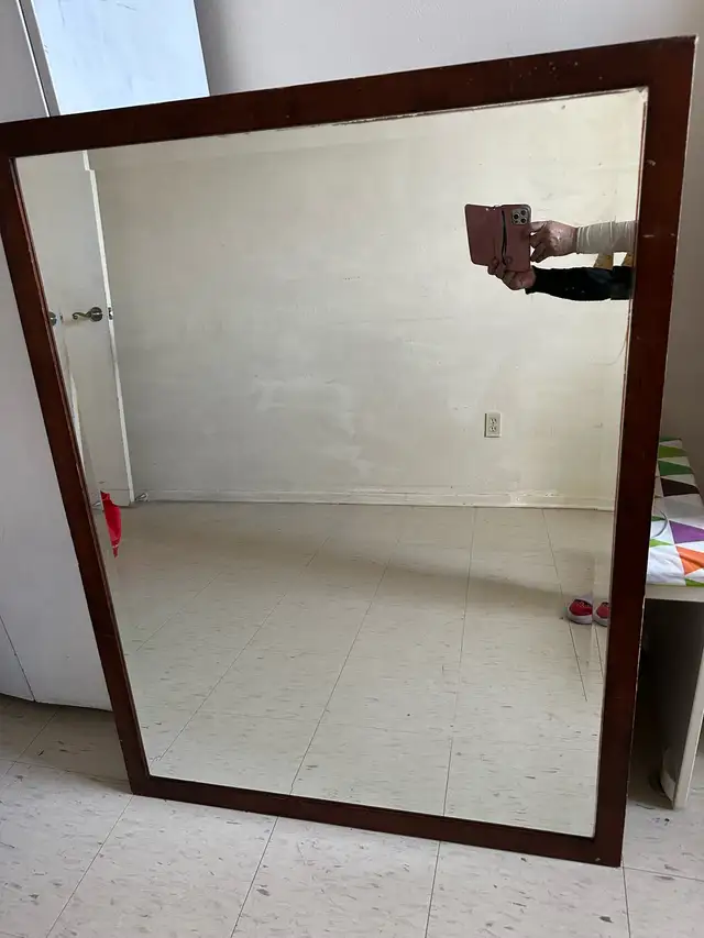 Large Wood Framed Wall Mirror in Home Décor & Accents in City of Toronto - Image 6