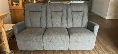 DOIT SORTIR RAPIDEMENT – Très beau sofa 3 places de marque Elran, inclinable et motorisé. Couleur gr...