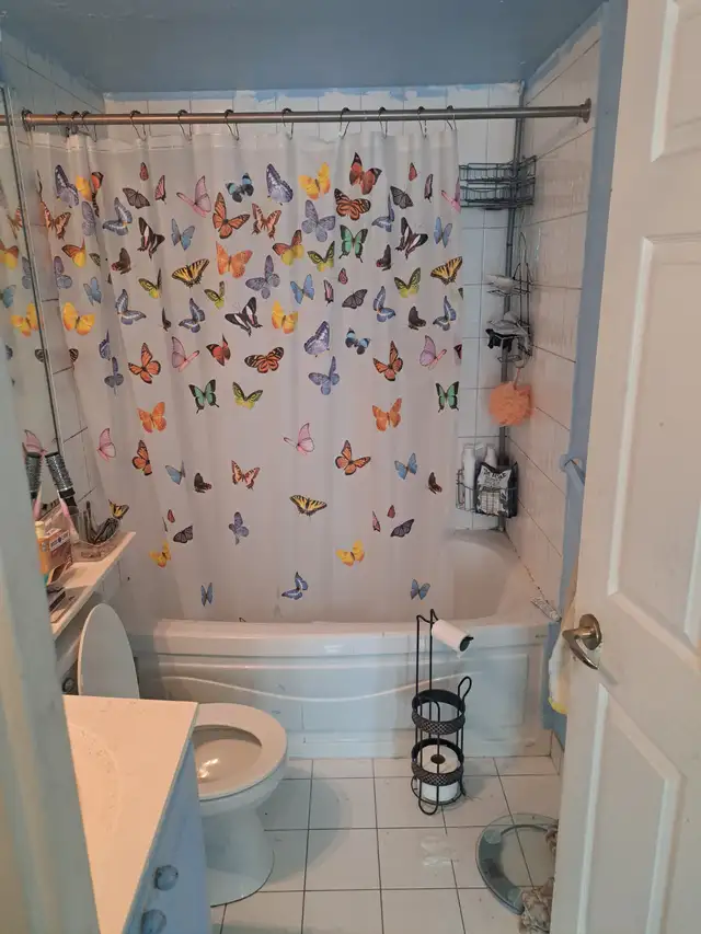 PRIVATE ROOM IN LUXURY CONDO FREE SWIMMING POOL GYM INTERNET in Short Term Rentals in City of Toronto - Image 10