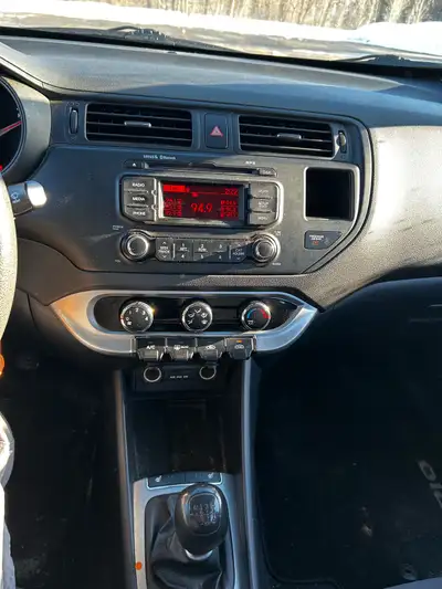 This is a used Kia Rio, perfect for zipping around town! It's a great compact car with decent gas mi...