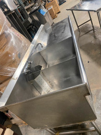 Commercial restaurant dish table