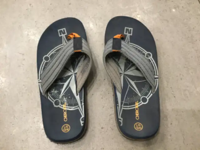 Souliers d’eau gr. 9-10 ou gougounes 3-4; beach shoes in Kids & Youth in Longueuil / South Shore - Image 6