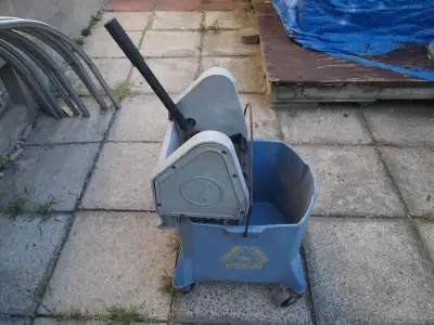 Seau bleu et essoreuse Marino à pression descendante, View more