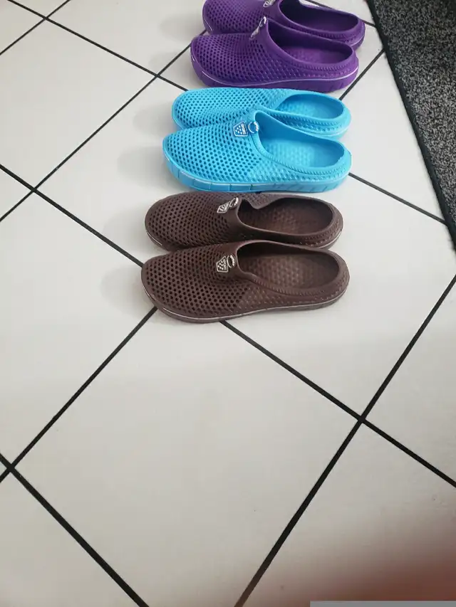 Mens clogs in Men's Shoes in Hamilton - Image 3
