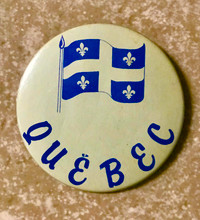 Macaron - épinglette du Québec avec drapeau très vieux