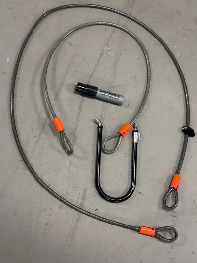 Kryptonite KryptoLok Series 2 U-lock in great condition. Comes with 13 mm hardened steel shackle plu...