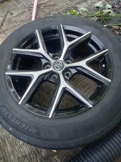 4 nice Toyota 18" rims with good Michelin Primacy all season tires. Have some wheel nuts if req. Cam...