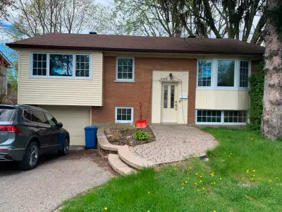 Excellent location! A beautifully maintained home located in the heart of Dollard-des-Ormeaux. This...