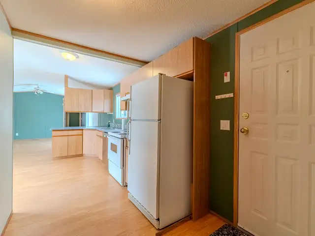 3 Bed 2 Bath Mobile Home Near Saskatoon. Garage + Open View in Houses for Sale in Saskatoon - Image 6