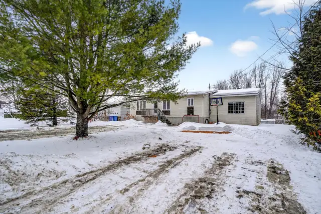 PROPRIÉTÉ AVEC 5 CAC A TERREBONNE ! TERRAIN DE 44708 PC ! WOW !