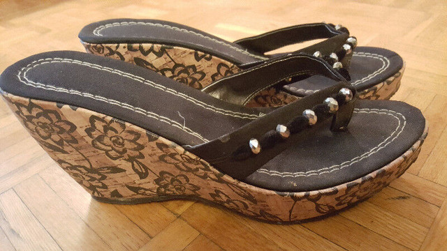 Sandales compensée, style flip flop - Wedge sandals dans Femmes - Chaussures  à Ville de Montréal - Image 2
