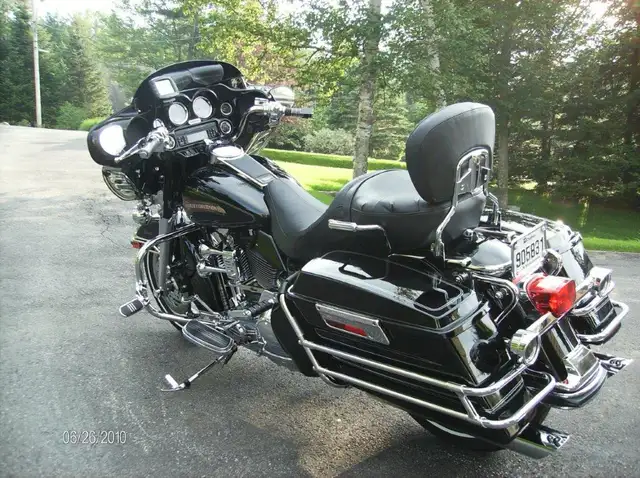 Harley FLHTCI 2006 in Touring in Laurentides - Image 4