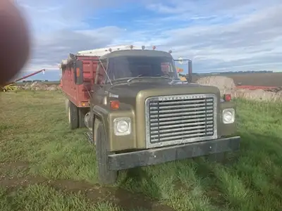 FOR SALE: 1973 IHC 3T TRUCK VERY CLEAN, SHEDDED SINCE NEW LOW MILEAGE, GAS STEEL BOX NEW TIRES DRILL...