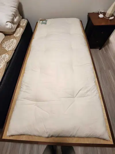 This Futon Tokyo is crafted from 100% organic cotton and is in new condition, ensuring a hypoallerge...