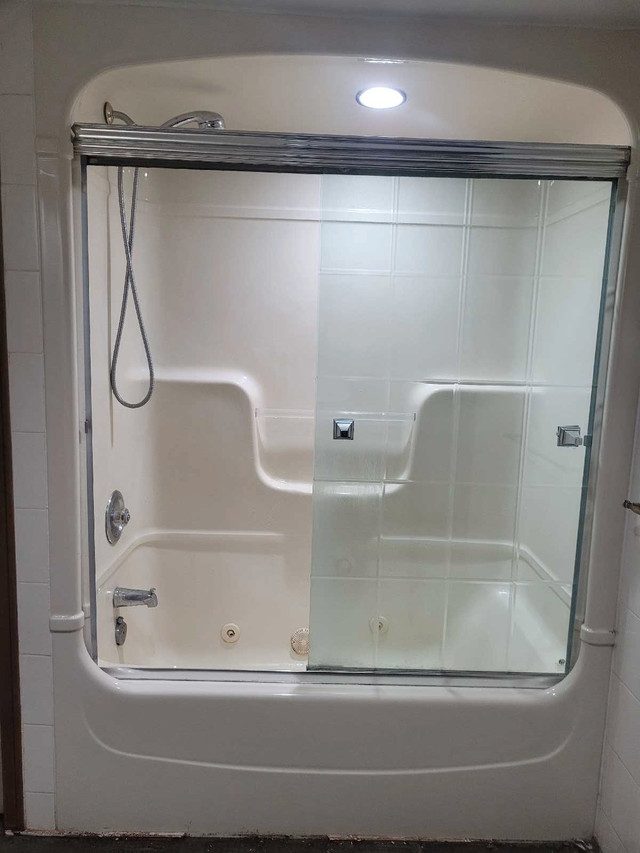 Shower glass doors  in Plumbing, Sinks, Toilets & Showers in Leamington - Image 2
