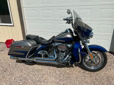 2017 Harley CVO Ultra with 131 engine, Stage IV. V&H 2-1 exhaust, Power Vision tuner, 12" apes. Come...