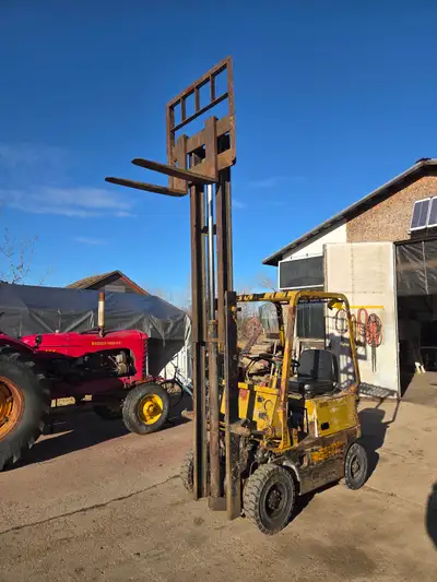 Older 2FG Toyota forklift. Standard transmission, manual steering, gasoline engine. Very good condit...